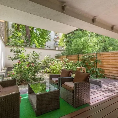 Charming With Quiet Garden In Downtown Appartement *