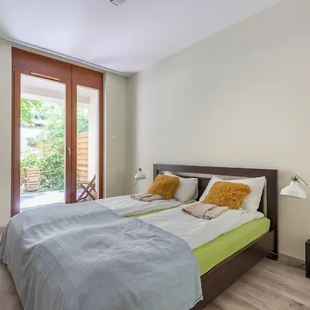 Charming With Quiet Garden In Downtown