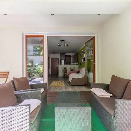 Charming With Quiet Garden In Downtown Budapeste