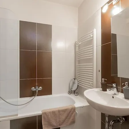 Charming With Quiet Garden In Downtown * Budapeste