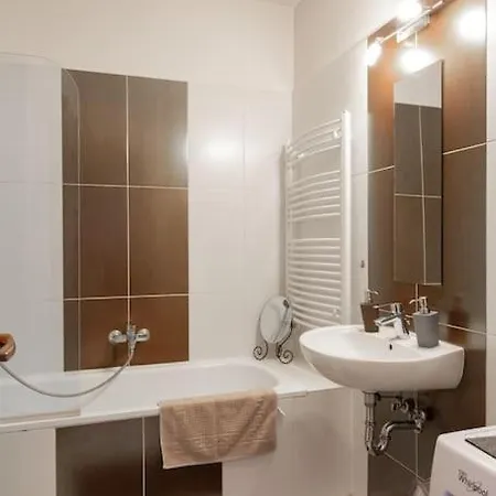 Charming With Quiet Garden In Downtown Budapeste