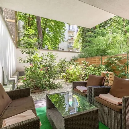 Charming With Quiet Garden In Downtown * Budapeste
