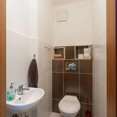 Charming With Quiet Garden In Downtown Apartamento