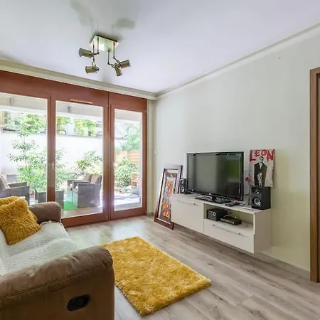 Charming With Quiet Garden In Downtown *