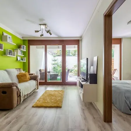 Charming With Quiet Garden In Downtown Apartament *