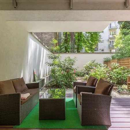 Charming With Quiet Garden In Downtown Apartament *