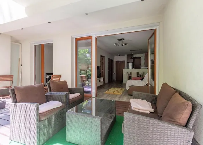 Charming With Quiet Garden In Downtown Apartament Budapesta
