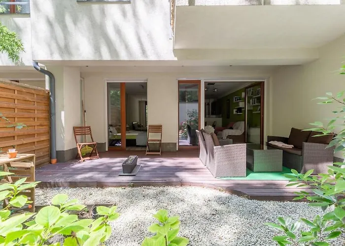 Charming With Quiet Garden In Downtown *
