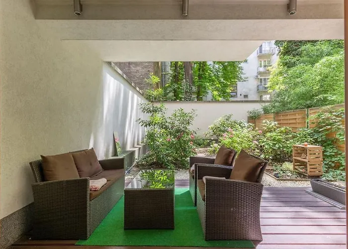 Charming With Quiet Garden In Downtown Apartament *