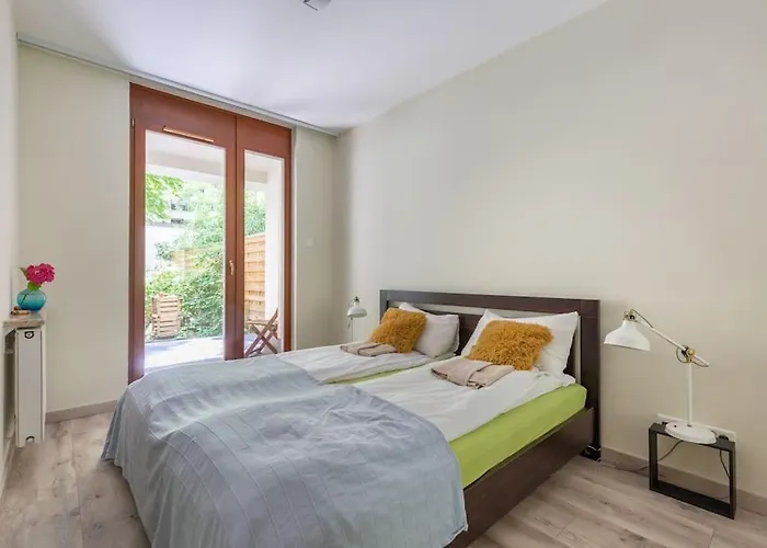 Charming With Quiet Garden In Downtown