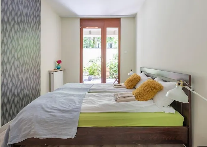 Apartment Charming With Quiet Garden In Downtown *