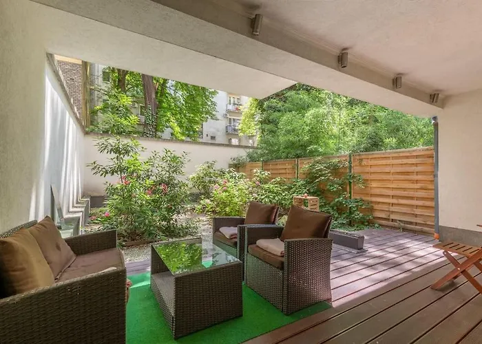 Charming With Quiet Garden In Downtown Apartment *